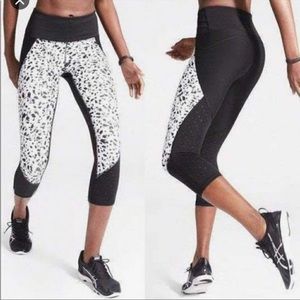 EXC! Athleta Stealth TruCool MEDIUM Black White Legging Pants Yoga Run Capri
